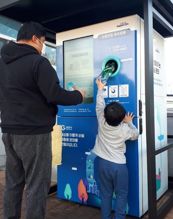Recycling machine in South Korea rewards people for sorting their trash
